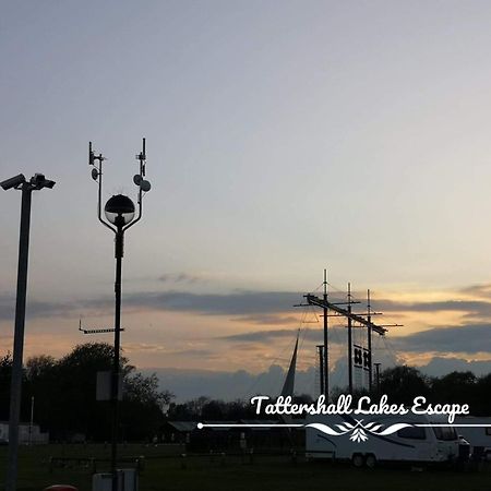Meridian Tattershall Lakes Escape - Lakeside Lodge Caravan With A Fishing Peg Luxury Hot Tub Exterior photo