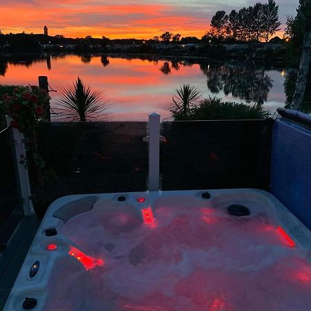 Meridian Tattershall Lakes Escape - Lakeside Lodge Caravan With A Fishing Peg Luxury Hot Tub Exterior photo