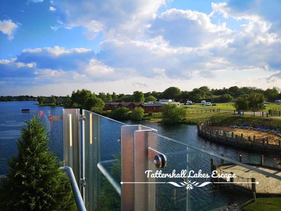 Meridian Tattershall Lakes Escape - Lakeside Lodge Caravan With A Fishing Peg Luxury Hot Tub Exterior photo
