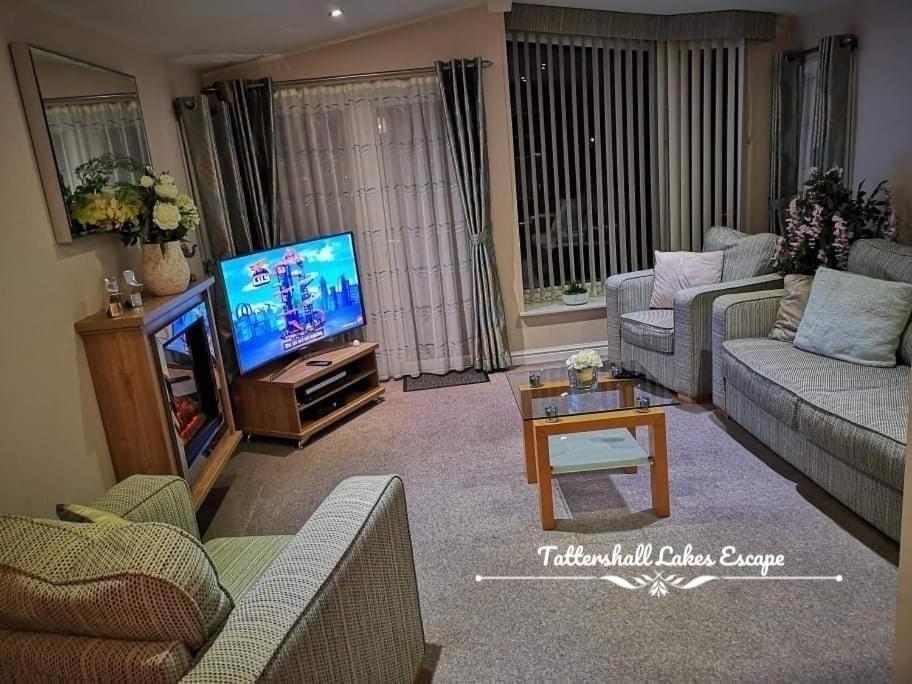 Meridian Tattershall Lakes Escape - Lakeside Lodge Caravan With A Fishing Peg Luxury Hot Tub Exterior photo