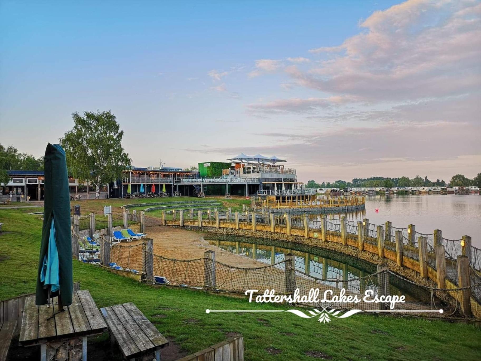 Meridian Tattershall Lakes Escape - Lakeside Lodge Caravan With A Fishing Peg Luxury Hot Tub Exterior photo