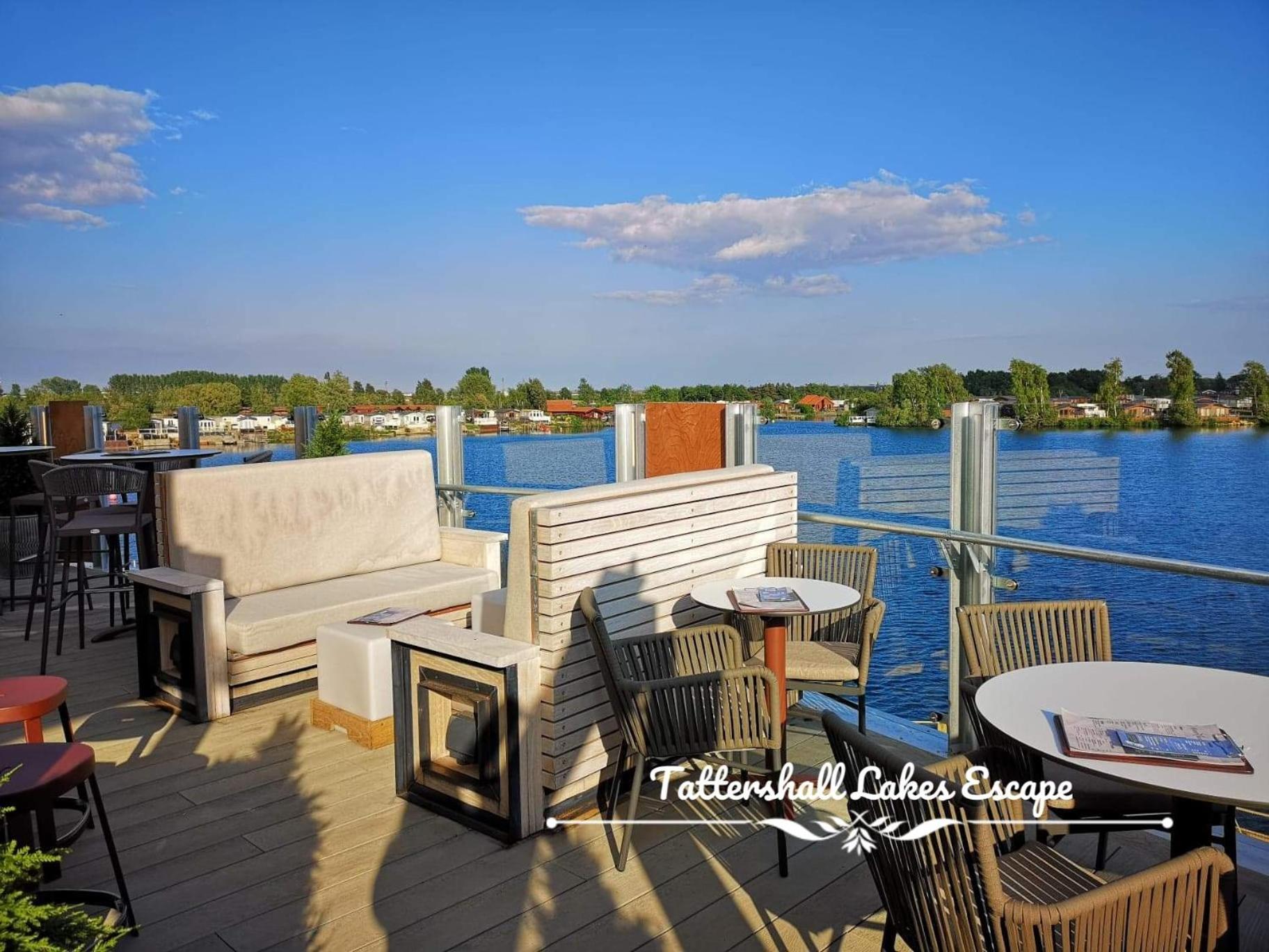 Meridian Tattershall Lakes Escape - Lakeside Lodge Caravan With A Fishing Peg Luxury Hot Tub Exterior photo