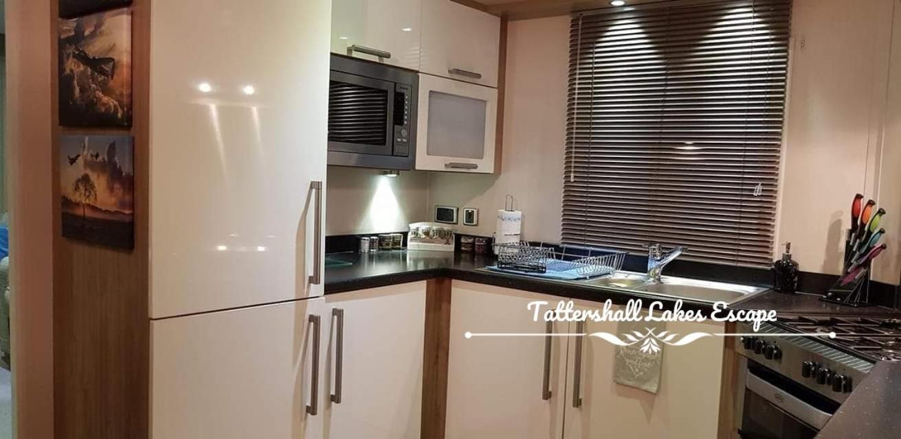 Meridian Tattershall Lakes Escape - Lakeside Lodge Caravan With A Fishing Peg Luxury Hot Tub Exterior photo