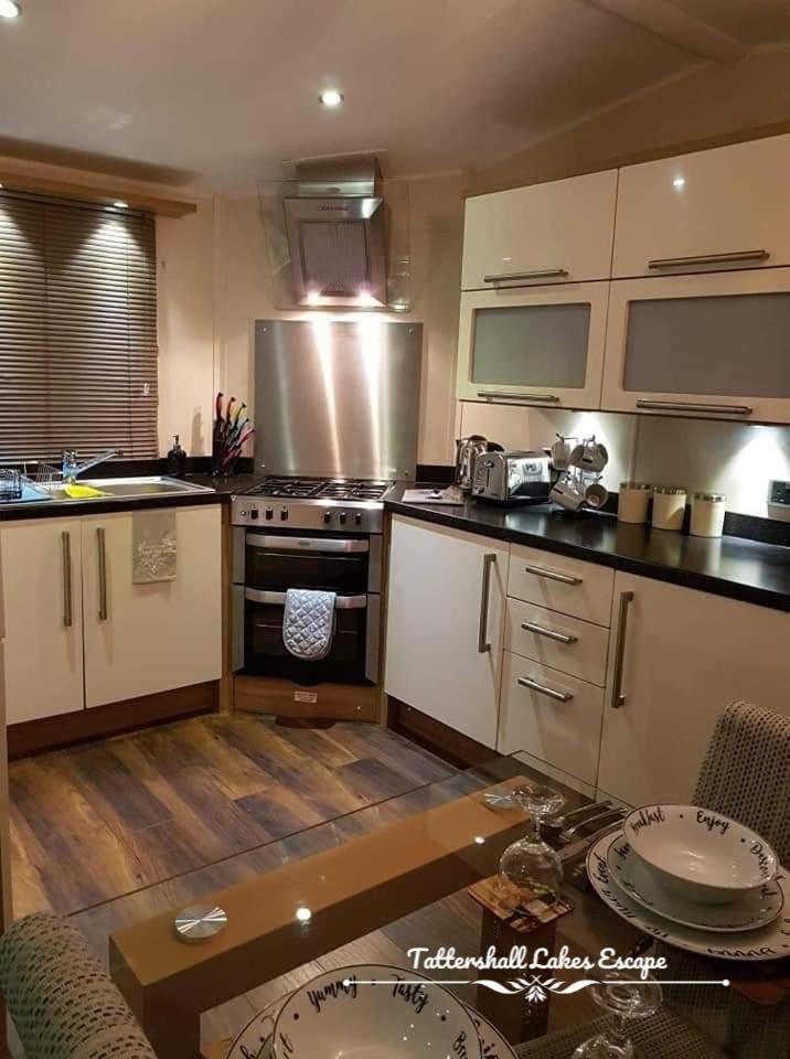 Meridian Tattershall Lakes Escape - Lakeside Lodge Caravan With A Fishing Peg Luxury Hot Tub Exterior photo