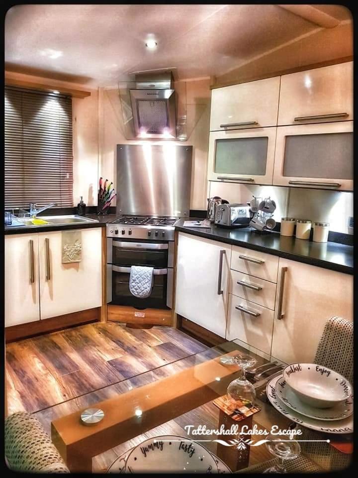 Meridian Tattershall Lakes Escape - Lakeside Lodge Caravan With A Fishing Peg Luxury Hot Tub Exterior photo