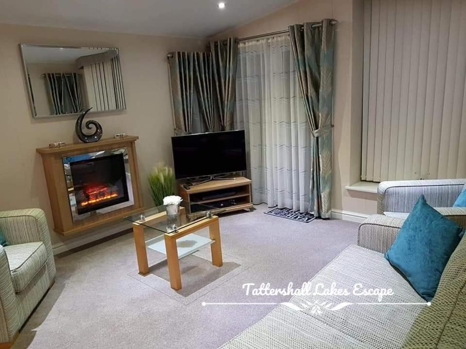 Meridian Tattershall Lakes Escape - Lakeside Lodge Caravan With A Fishing Peg Luxury Hot Tub Exterior photo