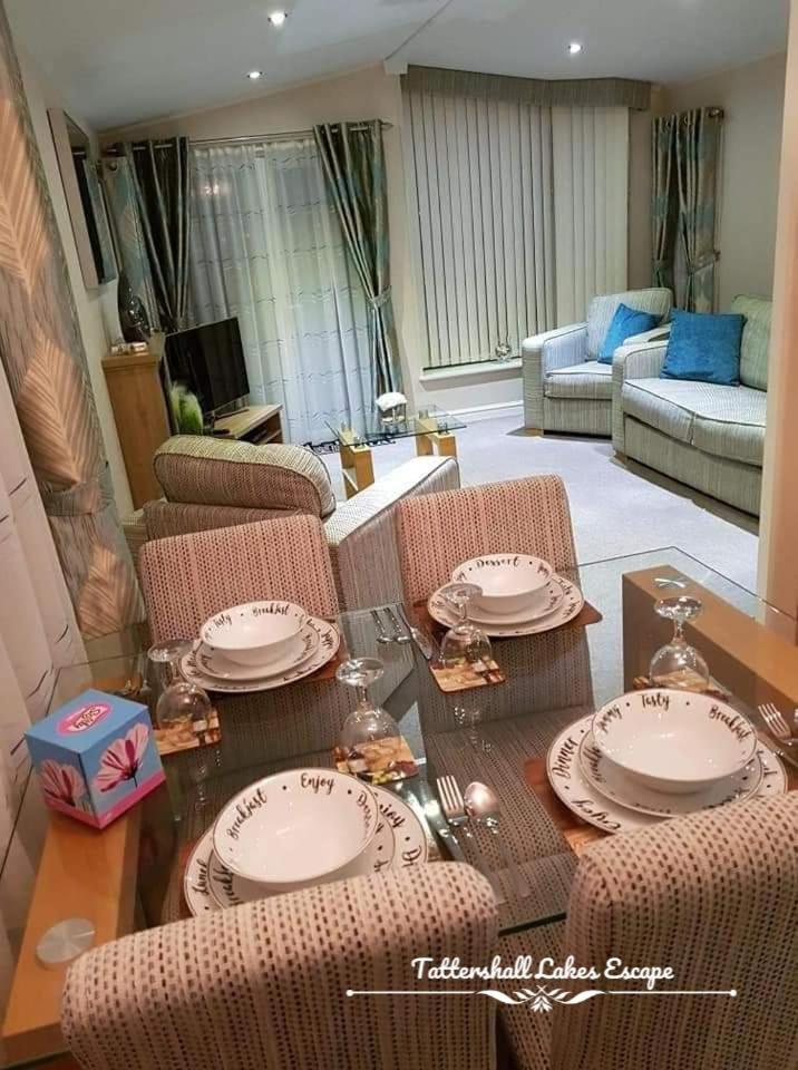 Meridian Tattershall Lakes Escape - Lakeside Lodge Caravan With A Fishing Peg Luxury Hot Tub Exterior photo