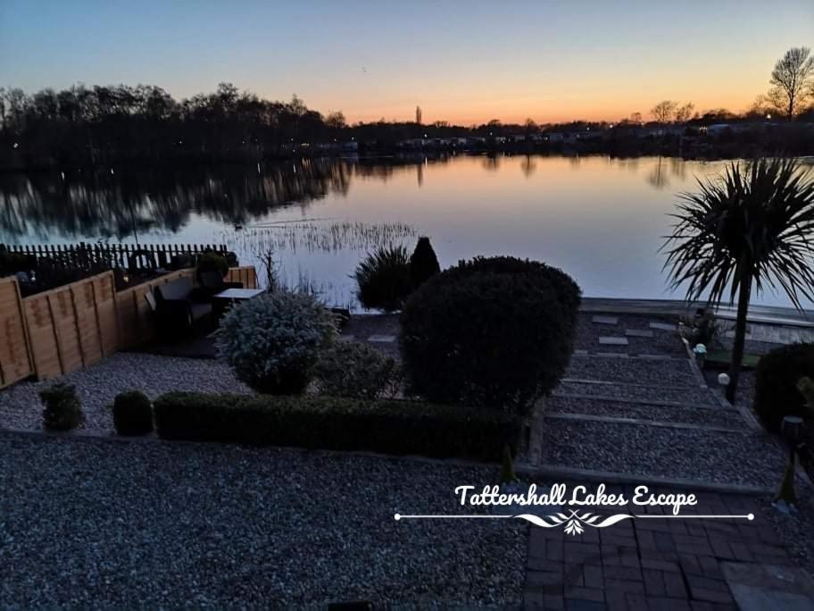 Meridian Tattershall Lakes Escape - Lakeside Lodge Caravan With A Fishing Peg Luxury Hot Tub Exterior photo