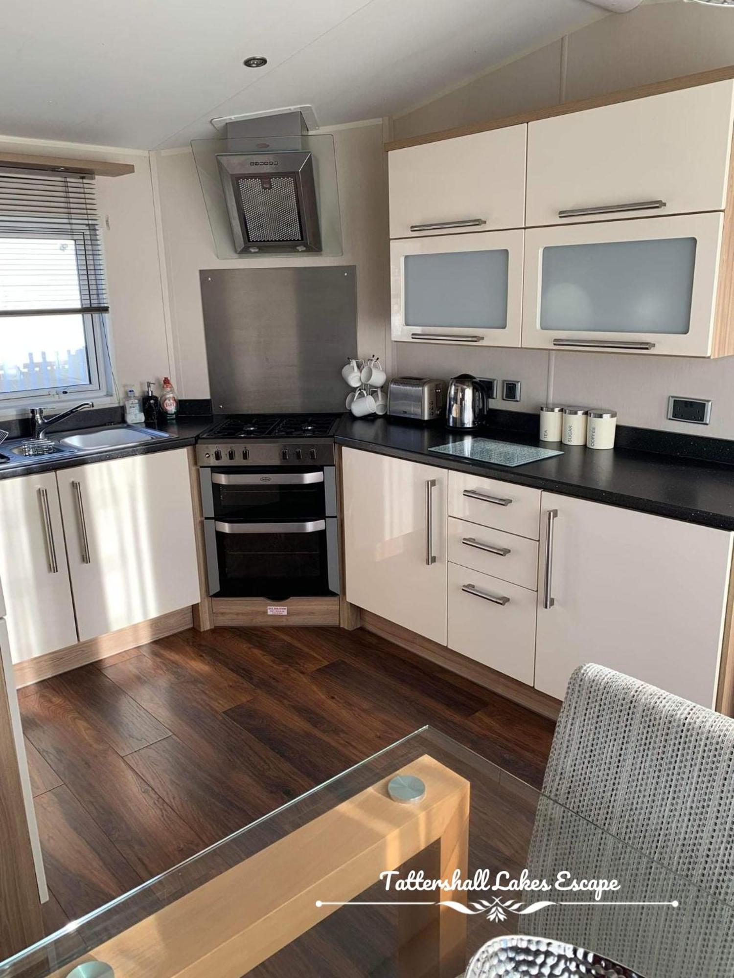 Meridian Tattershall Lakes Escape - Lakeside Lodge Caravan With A Fishing Peg Luxury Hot Tub Exterior photo