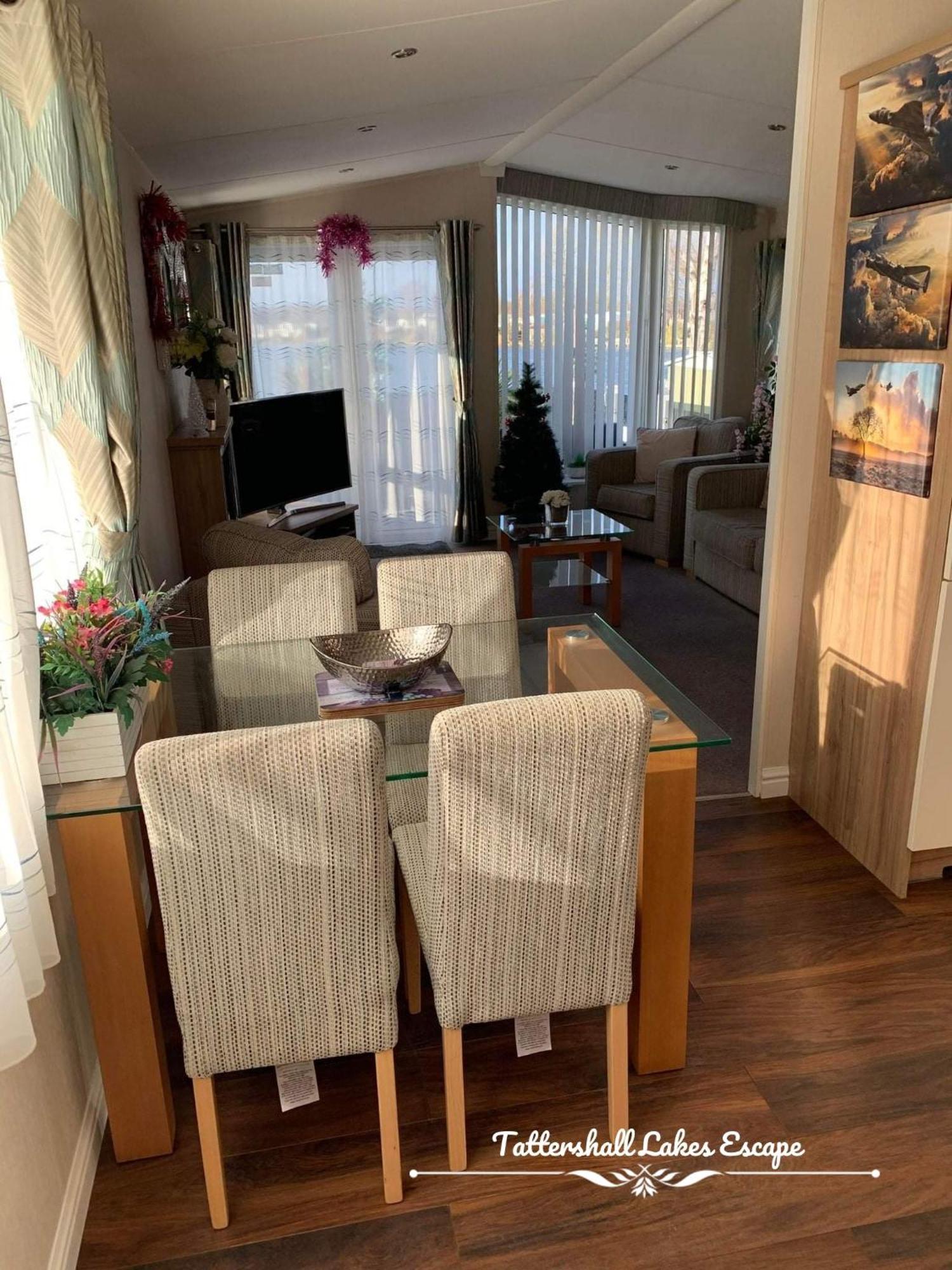 Meridian Tattershall Lakes Escape - Lakeside Lodge Caravan With A Fishing Peg Luxury Hot Tub Exterior photo