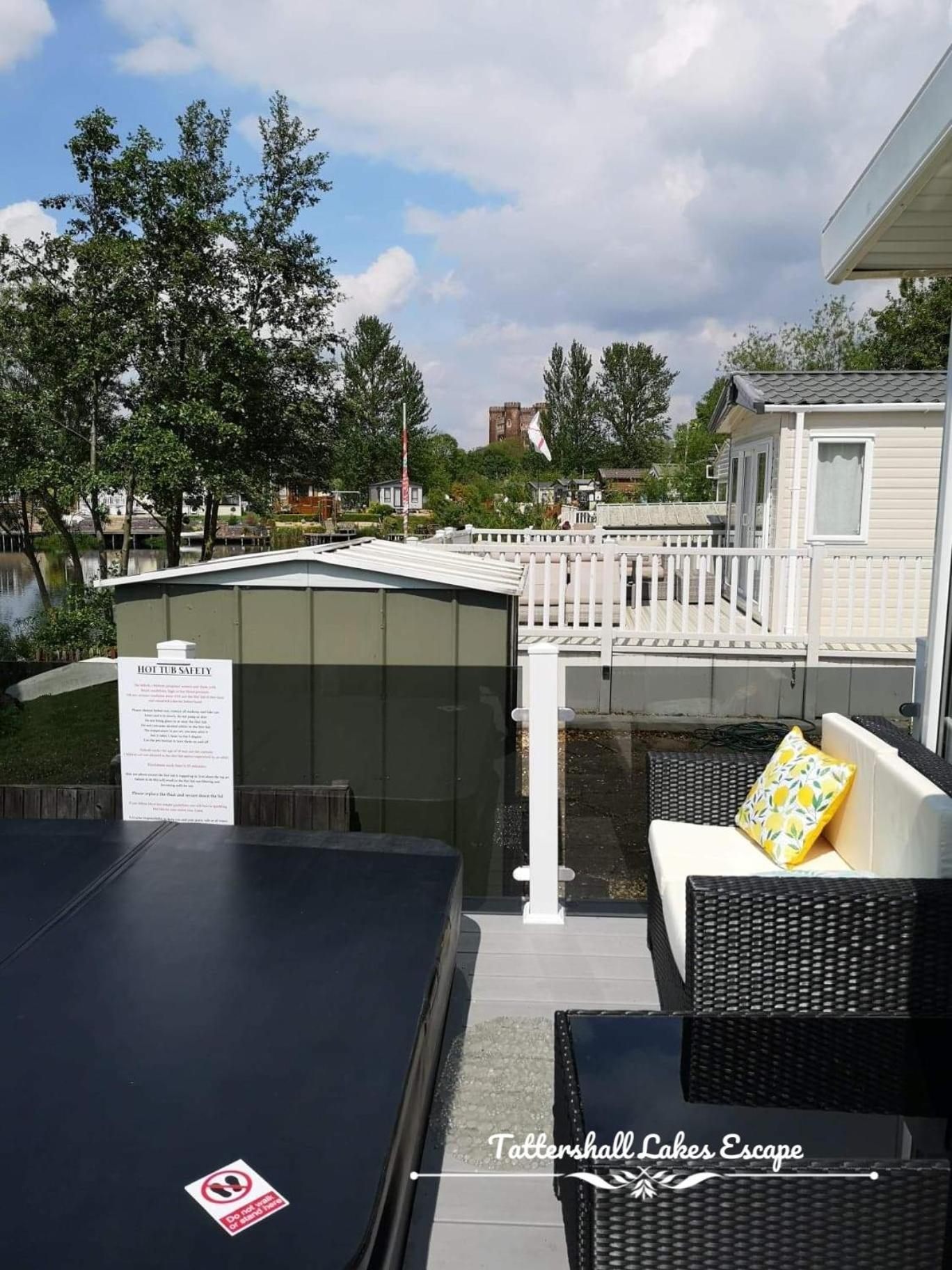 Meridian Tattershall Lakes Escape - Lakeside Lodge Caravan With A Fishing Peg Luxury Hot Tub Exterior photo