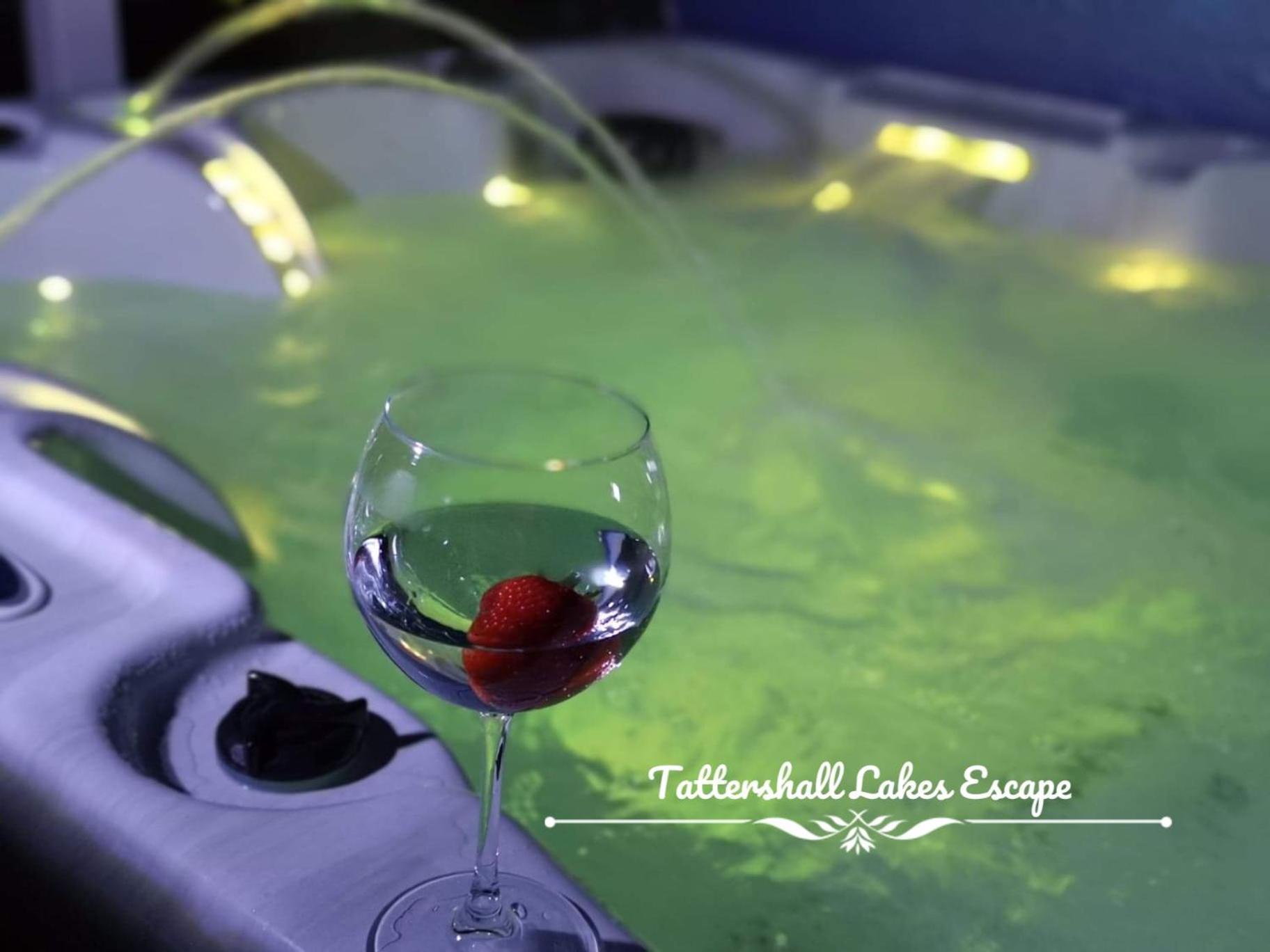 Meridian Tattershall Lakes Escape - Lakeside Lodge Caravan With A Fishing Peg Luxury Hot Tub Exterior photo