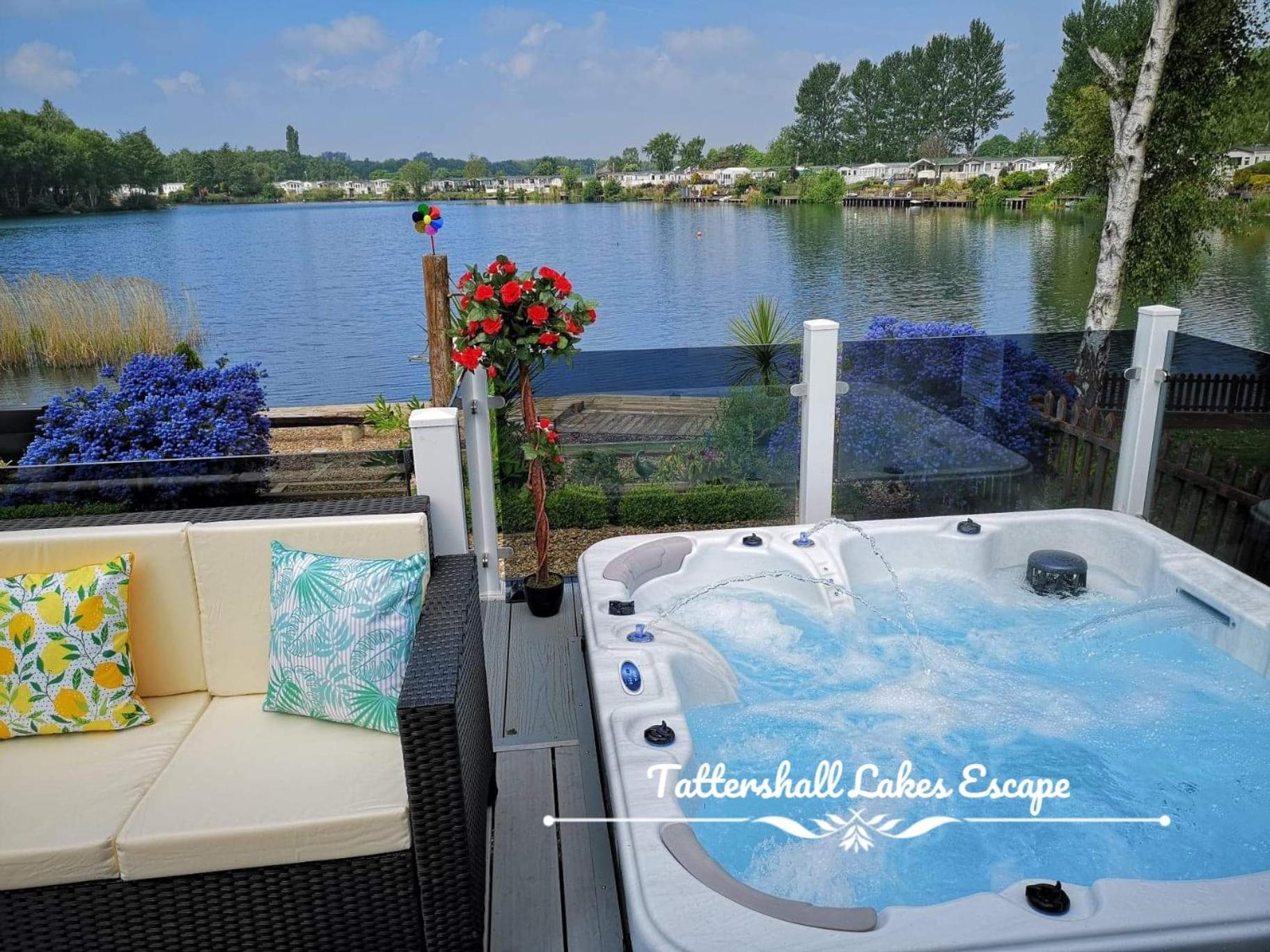 Meridian Tattershall Lakes Escape - Lakeside Lodge Caravan With A Fishing Peg Luxury Hot Tub Exterior photo